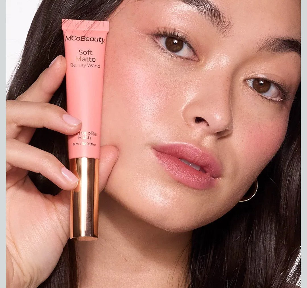 MCoBeauty - Liquid Blush - Soft Matte Beauty Wand with Built-in Cushion Applicator for a Soft Focus Finish - Cosmopolitan Blush - Face Make-up With Blendable Formula